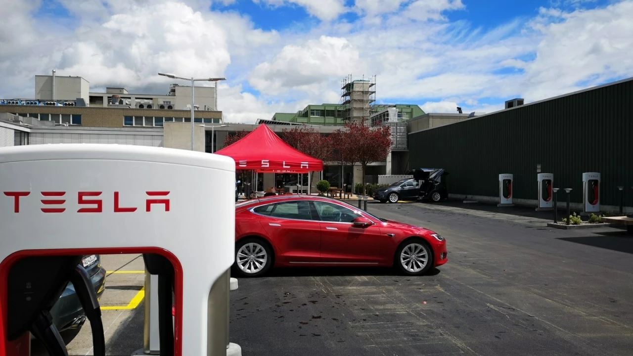 Dietikon Tesla Supercharger Plane Duo Swing Picknickset Constructo 102 3 1440x1080
