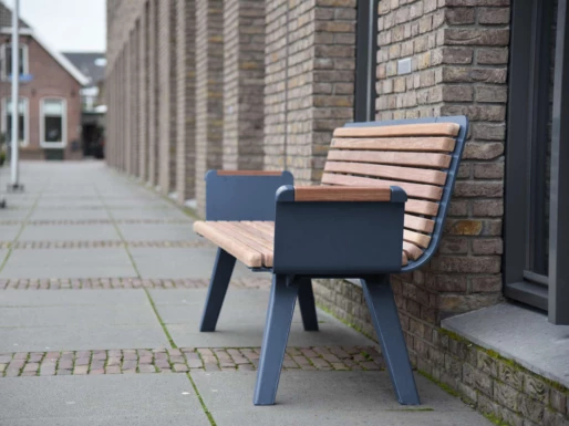 Retro enkelzits met rugleuning bij Gemeentehuis in Winterswijk